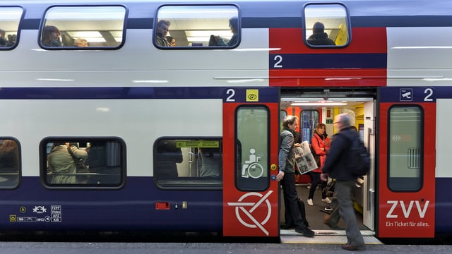 Passagiere steigen in einen S-Bahn-Doppelstock-Zug. Passagiere steigen in einen S-Bahn-Doppelstock-Zug.