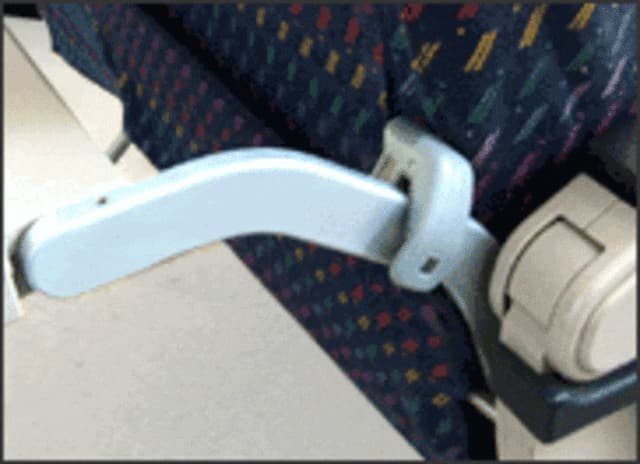 Grafik des Plastikteils «knee defender». Grafik des Plastikteils «knee defender».