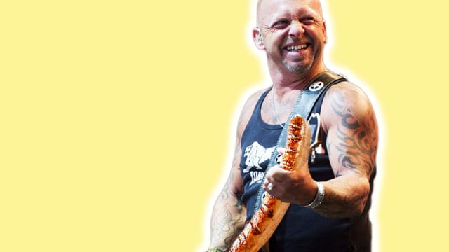 Der Musiker Gölä hält statt einer Gitarre eine Bratwurst. Der Musiker Gölä hält statt einer Gitarre eine Bratwurst.