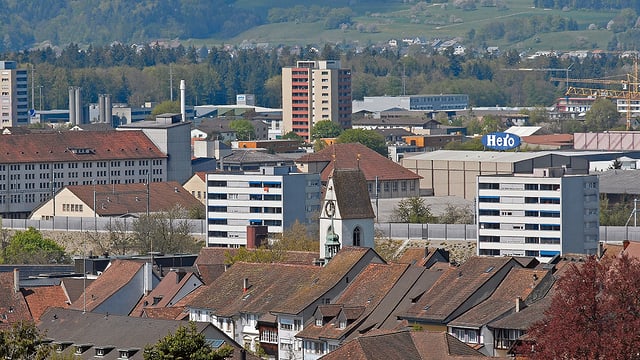 Ein Foto über Lenzburg mit dem Logo "Hero" sichtbar im Hintergrund. Ein Foto über Lenzburg mit dem Logo "Hero" sichtbar im Hintergrund.