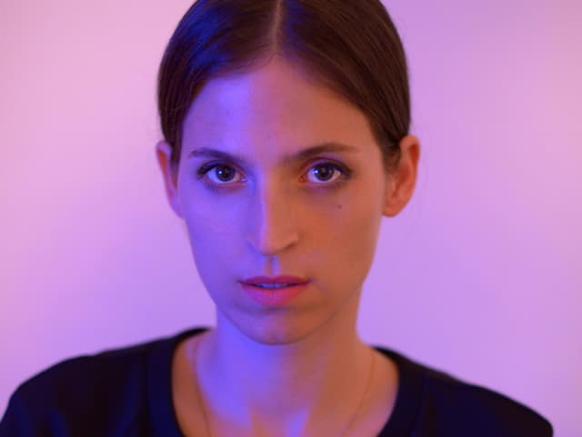 Pamela Rosenkranz trägt die braunen Haare zu. Pamela Rosenkranz trägt die braunen Haare zu.