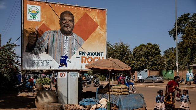 Der Staatspräsident von Burkina Faso, Roch Marc Kabore, auf einem Wahlkampfplakat im im November 2020 in der Hauptstadt Ouagadougou on November. Er steht dem Land seit Ende 2015 vor. Der Staatspräsident von Burkina Faso, Roch Marc Kabore, auf einem Wahlkampfplakat im im November 2020 in der Hauptstadt Ouagadougou on November. Er steht dem Land seit Ende 2015 vor.