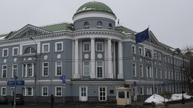 Prunkvolles Gebäude mit Europaflagge im Vordergrund. Prunkvolles Gebäude mit Europaflagge im Vordergrund.