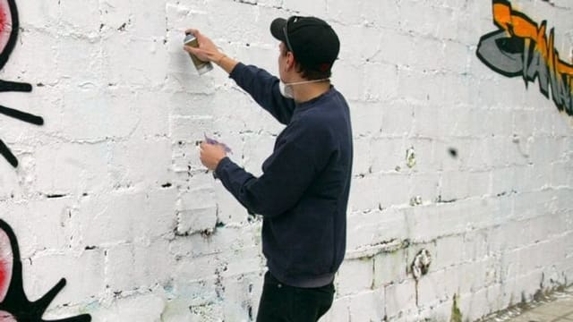 Ein Sprayer bei der Arbeit. Ein Sprayer bei der Arbeit.