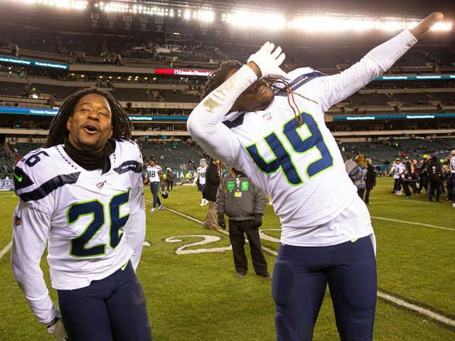Seattles Shaquill Griffin (l.) und Teamkollege Shaquem Griffin nach dem Sieg gegen Philadelphia. Seattles Shaquill Griffin (l.) und Teamkollege Shaquem Griffin nach dem Sieg gegen Philadelphia.