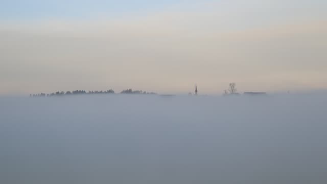Dicke Nebelschicht, etwa fünf Meter mächtig, darüber der Kirchturm von Seegräben. Dicke Nebelschicht, etwa fünf Meter mächtig, darüber der Kirchturm von Seegräben.