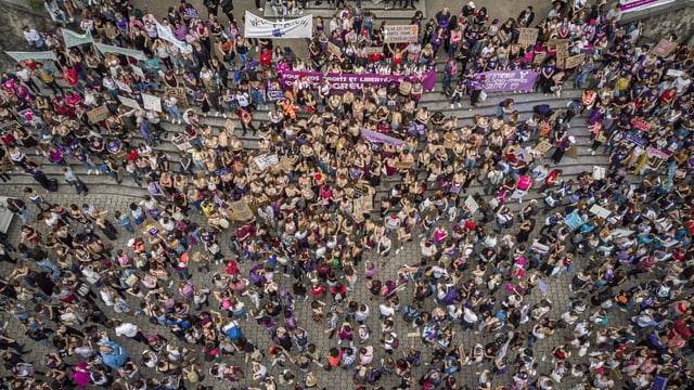Drohnenaufnahme von Frauen am Frauenstreik. Drohnenaufnahme von Frauen am Frauenstreik.