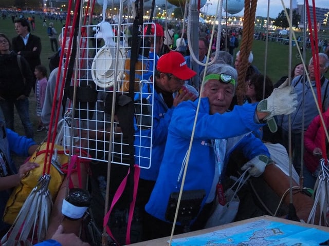 Pilot im blauen Overall im Korb vor dem Start. Pilot im blauen Overall im Korb vor dem Start.
