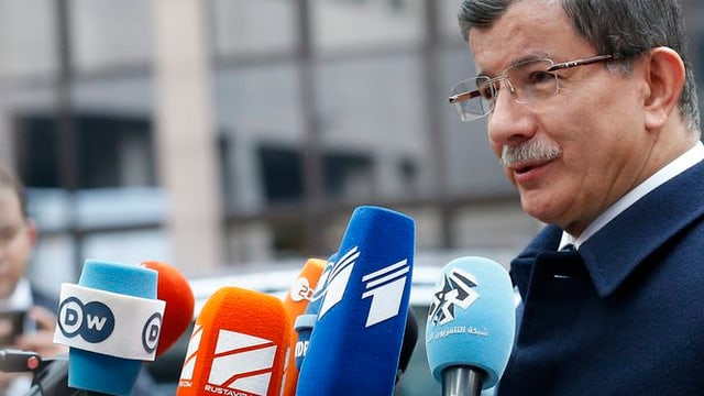 Il primminister Ahmet Davutoglu riva a l’inscunter suprem da l’UE a Brüssel. Il primminister Ahmet Davutoglu riva a l’inscunter suprem da l’UE a Brüssel.