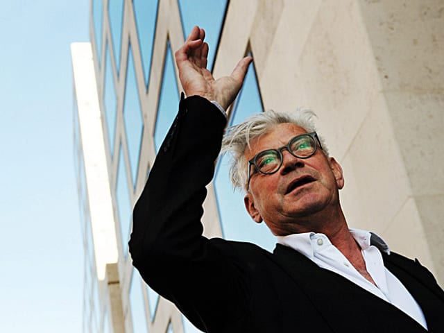 Der Architekt Max Dudler, mit erhobener rechter Hand seinen Bau erklärend. Der Architekt Max Dudler, mit erhobener rechter Hand seinen Bau erklärend.