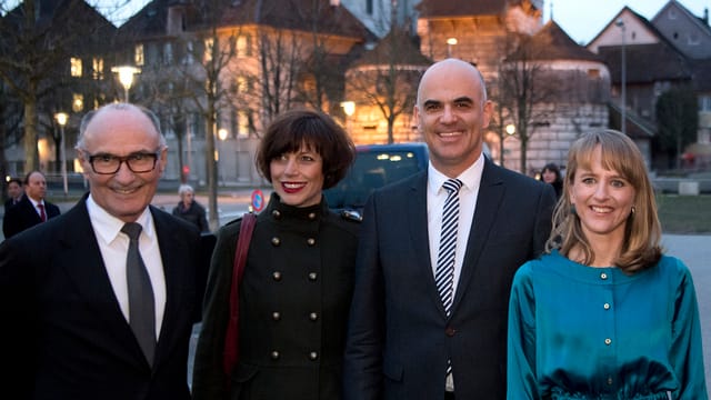 Menschen, feierlich gekleidet Menschen, feierlich gekleidet