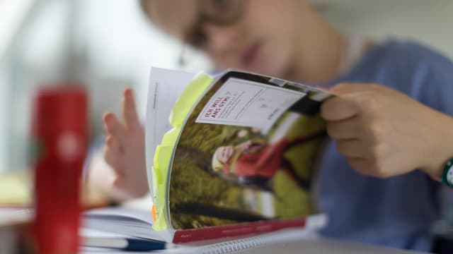Ein Mädchen liest in einem Buch. Ein Mädchen liest in einem Buch.