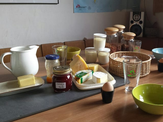 Früschstückstisch von Familie Marty mit Produkten vom eigenen Bio-Hof. Butter, Ei, Konfitüre.