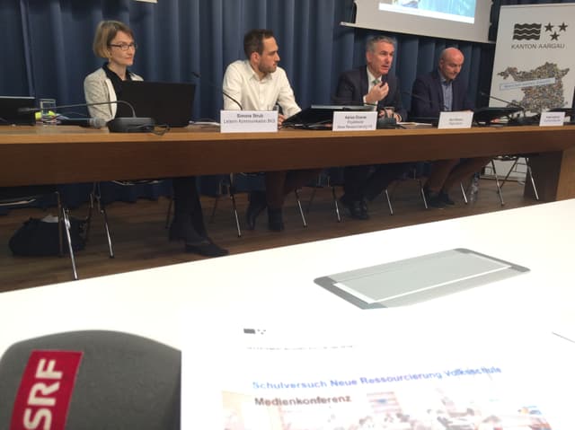 Medienkonferenz: Vier Leute sitzen an einem Tisch Medienkonferenz: Vier Leute sitzen an einem Tisch