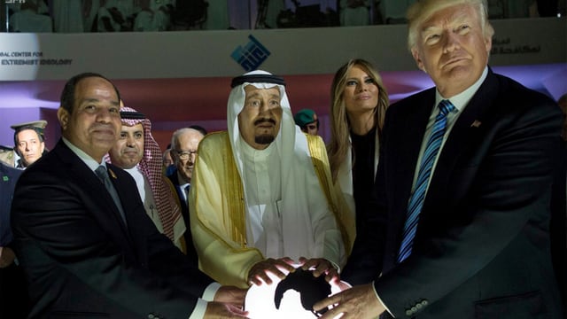 Ägyptens Präsident Al-Sisi, König Salman und Trump berühren eine leuchtende Weltkugel. Ägyptens Präsident Al-Sisi, König Salman und Trump berühren eine leuchtende Weltkugel.