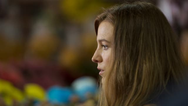 Blake Lively mit vernarbtem Gesicht vor stimmungsvoller Hintergrundsunschärfe. Blake Lively mit vernarbtem Gesicht vor stimmungsvoller Hintergrundsunschärfe.