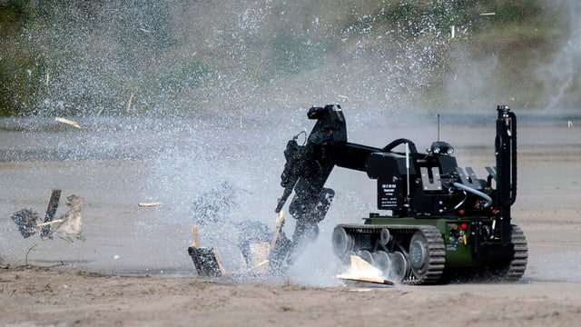 In roboter da dismetter bumbas (archiv, test da la Bundeswehr en Germania, 2012). In roboter da dismetter bumbas (archiv, test da la Bundeswehr en Germania, 2012).