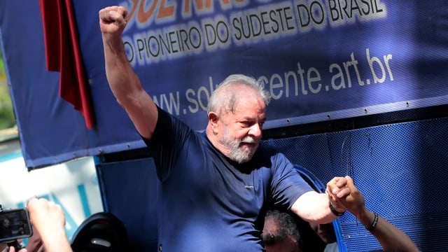 Lula mit hoch erhobener Faust Lula mit hoch erhobener Faust