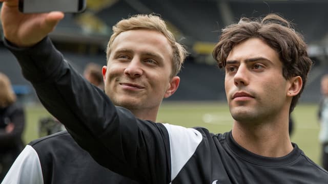 Mario und Leon posieren für ein Selfie im Rahmen der Dreharbeiten zum Film «Mario». Mario und Leon posieren für ein Selfie im Rahmen der Dreharbeiten zum Film «Mario».