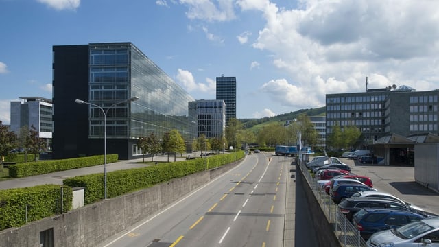 Parktower mit Strasse im Vordergrund Parktower mit Strasse im Vordergrund