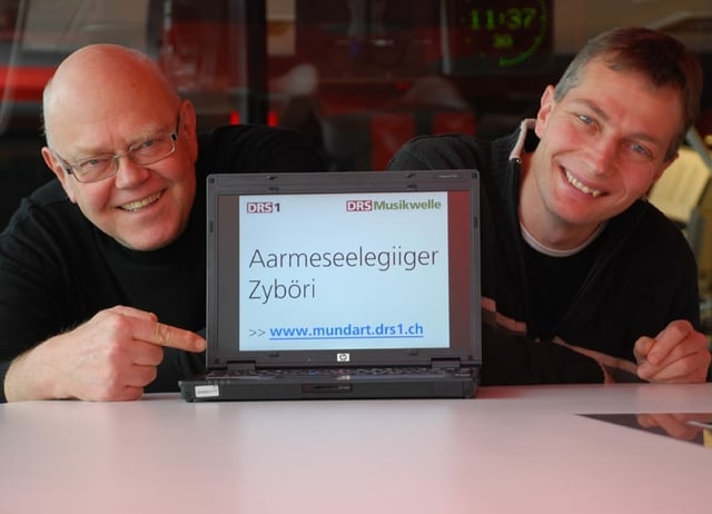 Eine Mundartplattform für die Schweiz! Was mit der Sendung Schnabelweid begonnen hatte, wurde ab 2009 von DRS1 auf Internet weitergedacht. Schliesslich surften da auch allerlei Dialektfans umher. Alte Mundartantworten waren nachzulesen und allerlei Mundart-Tipps und Veranstaltungen wurden regelmässig nachgeführt. Es wird immer offensichtlicher: Mundart ist sehr gefragt. Eine Mundartplattform für die Schweiz! Was mit der Sendung Schnabelweid begonnen hatte, wurde ab 2009 von DRS1 auf Internet weitergedacht. Schliesslich surften da auch allerlei Dialektfans umher. Alte Mundartantworten waren nachzulesen und allerlei Mundart-Tipps und Veranstaltungen wurden regelmässig nachgeführt. Es wird immer offensichtlicher: Mundart ist sehr gefragt.