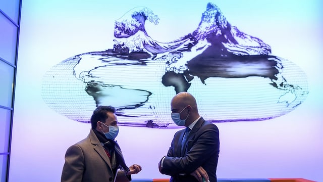 Berset unterhält sich mit Claus Bolte, Leiter Bereich Zulassung Swissmedic. Berset unterhält sich mit Claus Bolte, Leiter Bereich Zulassung Swissmedic.