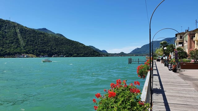 Strandpromenade in Morcote mit See und wolkenlosem Himmel. Strandpromenade in Morcote mit See und wolkenlosem Himmel.