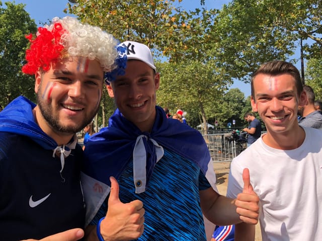 Fans mit Daumen hoch.