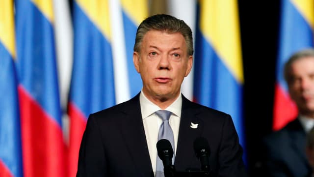 Santos vor Flaggen Santos vor Flaggen