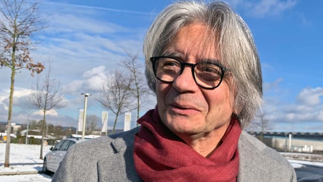 Mann auf Parkplatz Mann auf Parkplatz