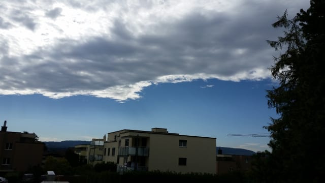 Hinter einer ersten Störung wurde es wie abgeschnitten sonnig, so in Gossau (ZH). Hinter einer ersten Störung wurde es wie abgeschnitten sonnig, so in Gossau (ZH).