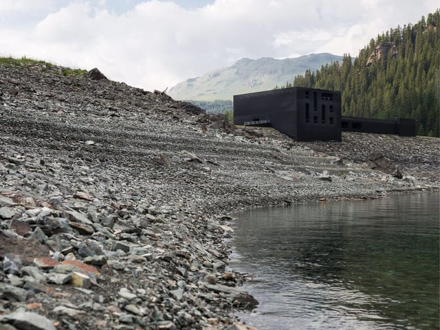 Am Ufer des Sees steht ein grosser schwarzer Kubus: die Theaterbühne des Origen-Festivals. Am Ufer des Sees steht ein grosser schwarzer Kubus: die Theaterbühne des Origen-Festivals.