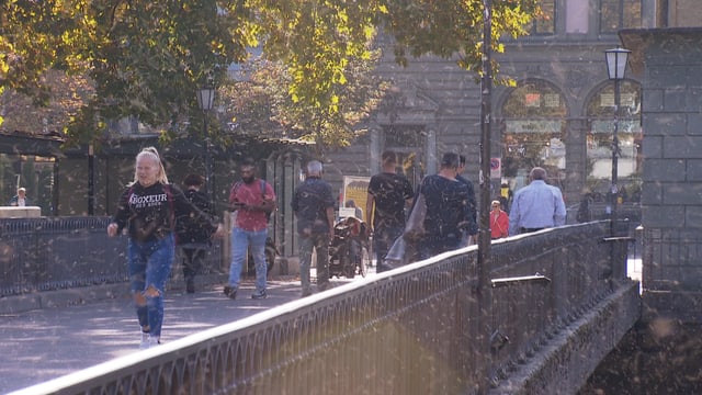 Passanten auf einer Brücke Passanten auf einer Brücke