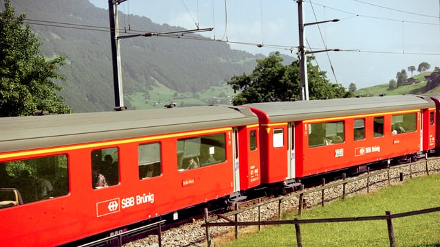 Ein Zug auf der Brünig-Bahnlinie. Ein Zug auf der Brünig-Bahnlinie.