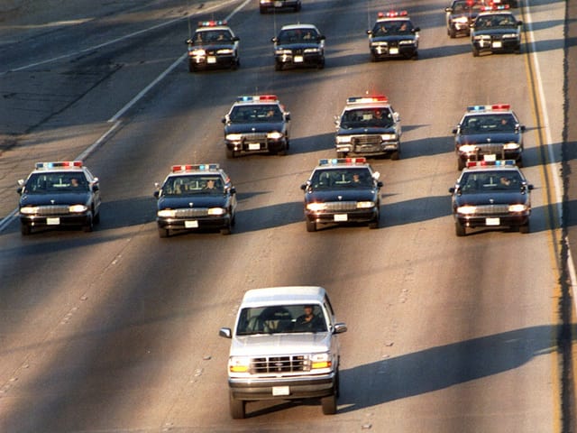 Zig Polizeiautos verfolgten den Wagen, in dem OJ Simpson sass. Zig Polizeiautos verfolgten den Wagen, in dem OJ Simpson sass.