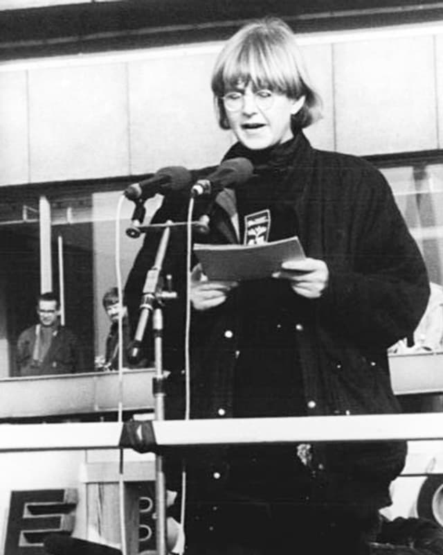 Marianne Birthler steht am Mikrofon. Marianne Birthler steht am Mikrofon.