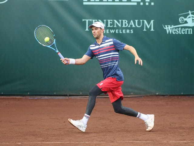 Mike Bryan schlägt eine Vorhand. Mike Bryan schlägt eine Vorhand.