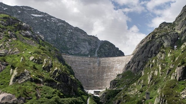 Die Staumauer. Die Staumauer.