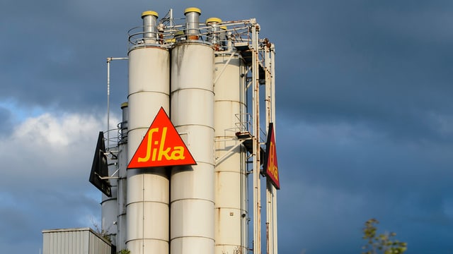 Sika-Logo an Silos im Werk Düdingen Sika-Logo an Silos im Werk Düdingen