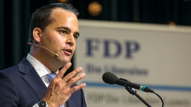 Ständeratskandidat Damian Müller spricht an einer Veranstaltung ins Mikrofon. Ständeratskandidat Damian Müller spricht an einer Veranstaltung ins Mikrofon.