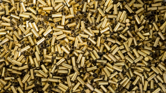 Leere Pistolen-Patronen in einem Kübel an einem Feldschiessen. Leere Pistolen-Patronen in einem Kübel an einem Feldschiessen.