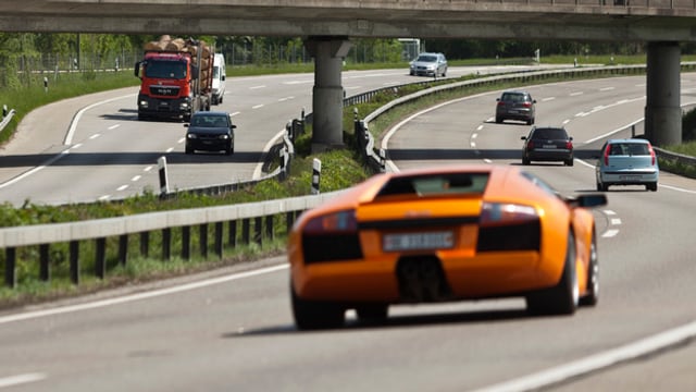 Sportauto auf der Autobahn Sportauto auf der Autobahn