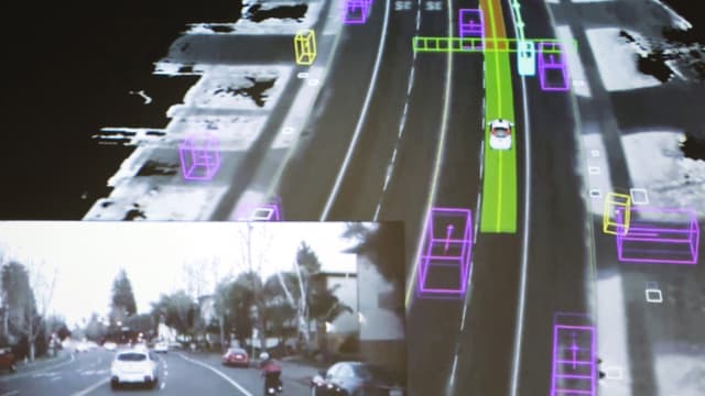 Blick aus einem selbstfahrenden Google-Auto. Einmal die menschliche Sicht, einmal die des Computers. Blick aus einem selbstfahrenden Google-Auto. Einmal die menschliche Sicht, einmal die des Computers.