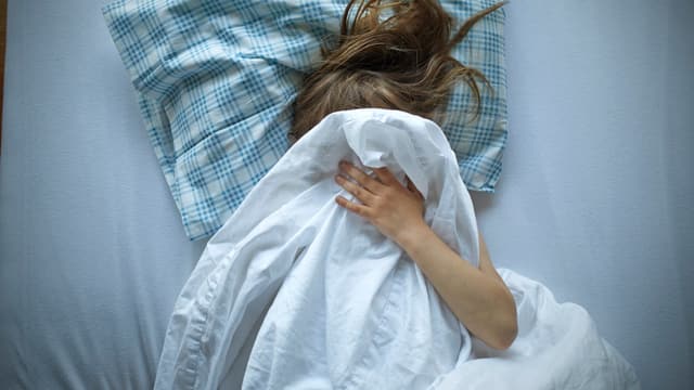 Mädchen mit Decke über Kopf. Mädchen mit Decke über Kopf.