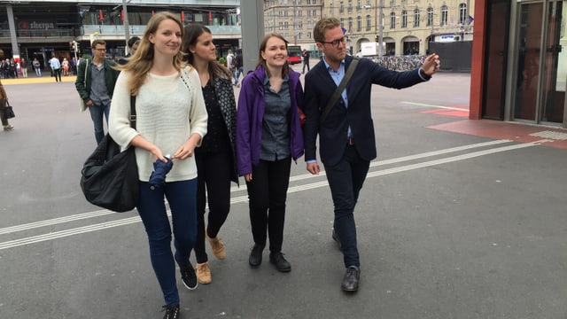 Gruppe von vier Studenten filmt sich selbst. Gruppe von vier Studenten filmt sich selbst.