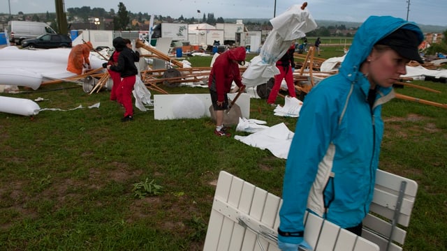 Aufräumarbeiten nach dem Gewittersturm in Ipsach am Eidg. Turnfest. Aufräumarbeiten nach dem Gewittersturm in Ipsach am Eidg. Turnfest.
