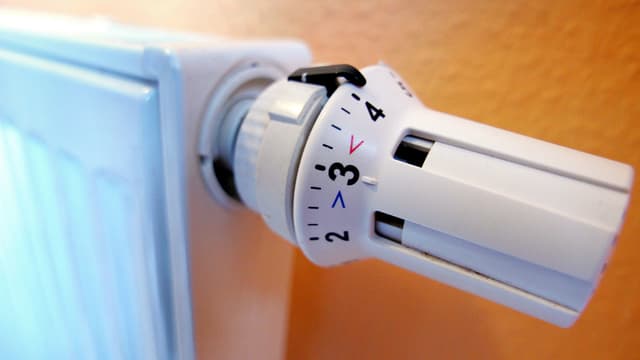 Ein Heizkörper mit Thermostat Ein Heizkörper mit Thermostat