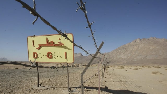 Kaputtes Danger-Schild und Stacheldraht Kaputtes Danger-Schild und Stacheldraht
