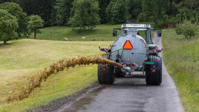Traktor mit Güllenfass Traktor mit Güllenfass