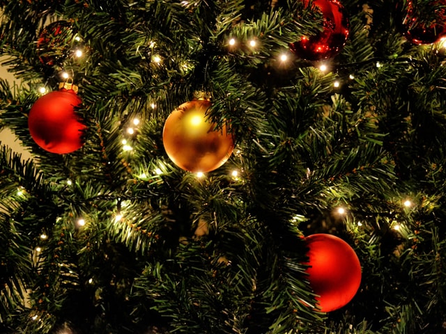 Tanne mit Christbaumkugeln dran. Tanne mit Christbaumkugeln dran.